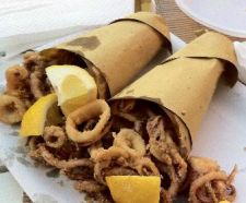 CONO DI CALAMARI FRITTI A 3 € NEL PUNTO VENDITA DI VIA ROLANDO, SAMPIERDARENA